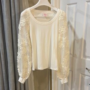 New So ME Essentials Women's cream Floral Lace Sleeve Stretchy Top Sz Medium